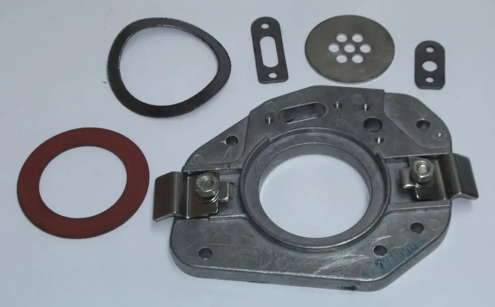 Daikin-Zubehörset bestehend aus einem metallischen Halter und verschiedenen Dichtungen, die zur Montage und Abdichtung verwendet werden.
